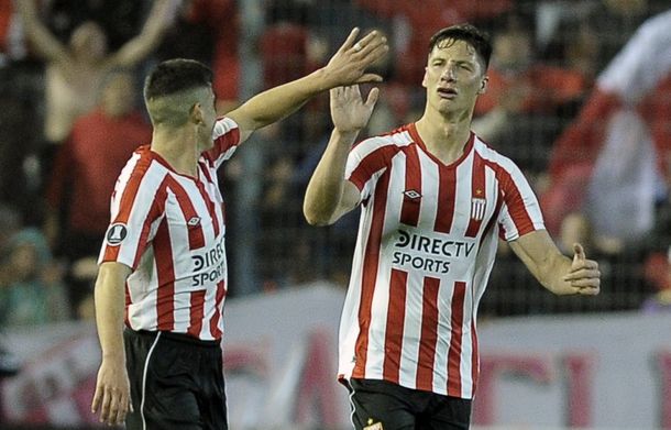 Gastón Campi festeja el segundo gol del Pincha