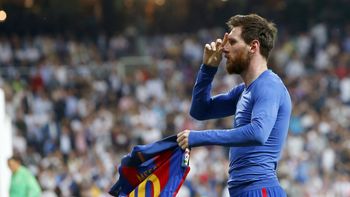 Messi ofrece su camiseta a los hinchas en el festejo