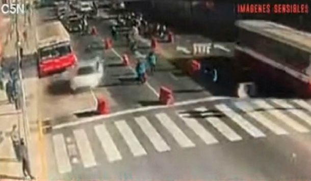 Atropelló a un policía de la Ciudad para evadir un control de tránsito