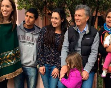 Macri llevó a Antonia para recorrer las casas de vecinos de Las Heras