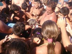 sacaron a un delfin bebe del mar y lo mataron por sacarse una selfie sacaron a un delfin bebe del mar y lo mataron por sacarse una selfie