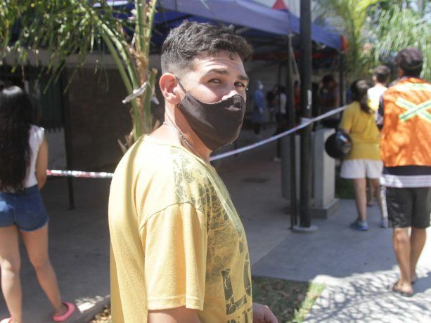 San Juan: está desempleado y comenzó a trabajar de colero en los centros de hisopados