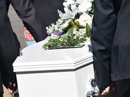 El ritual de la desgracia: durmió dentro de un ataúd para atraer la suerte y murió