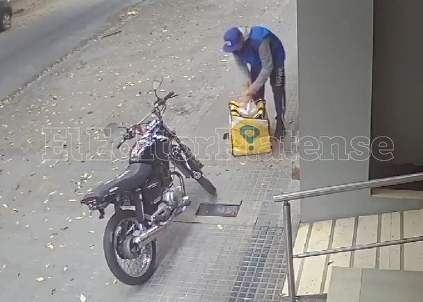 Delivery se comió bizcochitos que debía entregar y quedó grabado: el video y su descargo