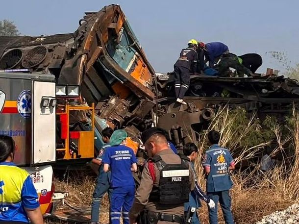 Tragedia en Tailandia: una grúa cayó sobre un tren en marcha y dejó al menos 25 muertos