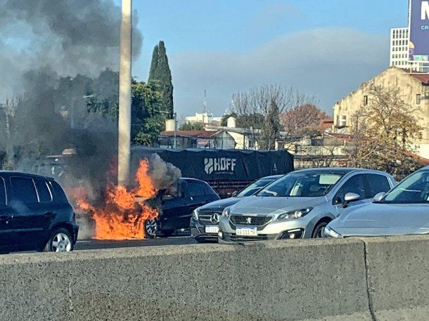 VIDEO: Impresionante incendio de un auto en General Paz
