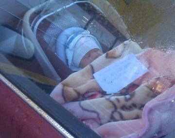 Abandonó a su bebé con un cartel: Mi mamá está de compras