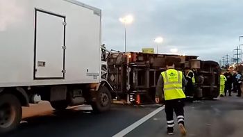 Uno de los vehículos volcó. Efectivos policiales trabajan para restablecer el tránsito en el lugar. Uno de los vehículos volcó. Efectivos policiales trabajan para restablecer el tránsito en el lugar.