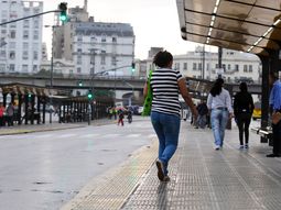 confusion de los usuarios en las paradas por la medida de fuerza de los colectiveros confusion de los usuarios en las paradas por la medida de fuerza de los colectiveros