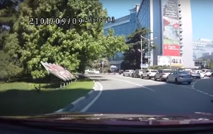 Una nena de tres años se cayó del baúl de un auto en movimiento