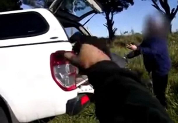 VIDEO: La descubren tirando basura en un descampado y se la vuelve a llevar