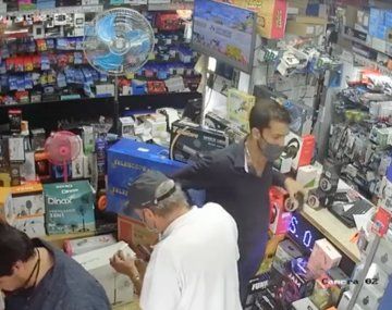 Así robaron un reloj inteligente en un local de computación