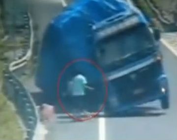 Una china evitó que un camión aplastara a su familia