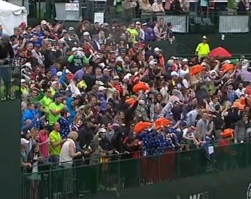 Un hoyo en uno desató un festejo inédito durante un torneo de golf