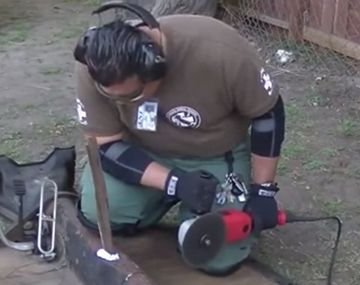 Usan amoladora para rescatar a un gato