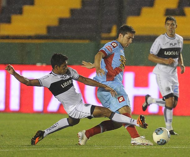 Arsenal y Gimnasia empataron en un partido con incidentes