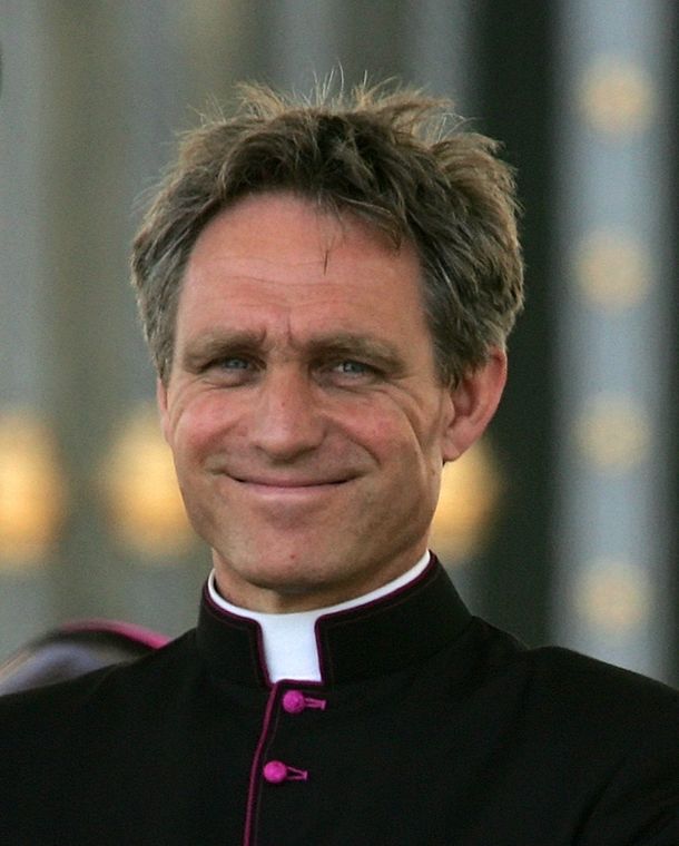 El destape del secretario del Papa para una revista femenina