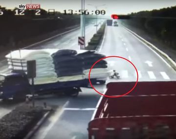 Un nene fue atropellado por un camión y se salvó de milagro