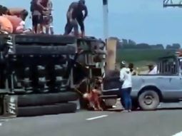 tragedia en ruta 8: volco un camion con ganado, murio el conductor y hubo faena en la banquina tragedia en ruta 8: volco un camion con ganado, murio el conductor y hubo faena en la banquina