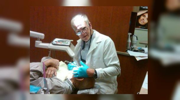 Le sacó 10 dientes a un paciente