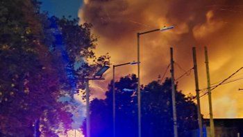 El incendio en el depósito de Otowil afectó a casas y vehículos. El incendio en el depósito de Otowil afectó a casas y vehículos.