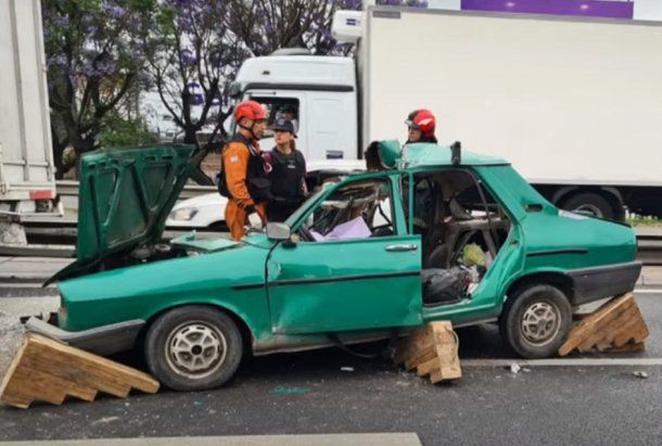 General Paz: un Renault 12 embistió un camión y murieron dos personas
