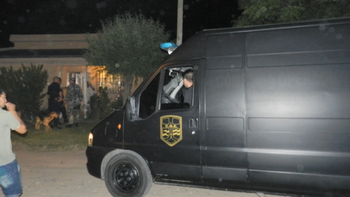 El hombre atacó a las tres mujeres y se atrincheró en la vivienda. El hombre atacó a las tres mujeres y se atrincheró en la vivienda.