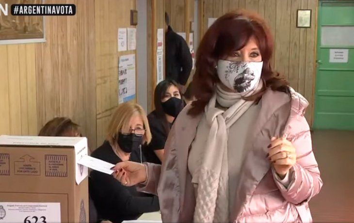 Cristina votó en Río Gallegos con su abrazo a Néstor Kirchner estampado en el barbijo