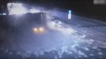 Un camión hizo una mala maniobra porque quiso pasar en rojo y aplastó a un vehículo Un camión hizo una mala maniobra porque quiso pasar en rojo y aplastó a un vehículo