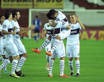 Lanús golpeó de entrada y derrotó a Colón