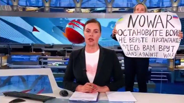La periodista rusa que protestó en cámara por la invasión a Ucrania rechazó asilo en Francia