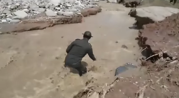 Así fue el increíble rescate de un perro en un río de Colombia