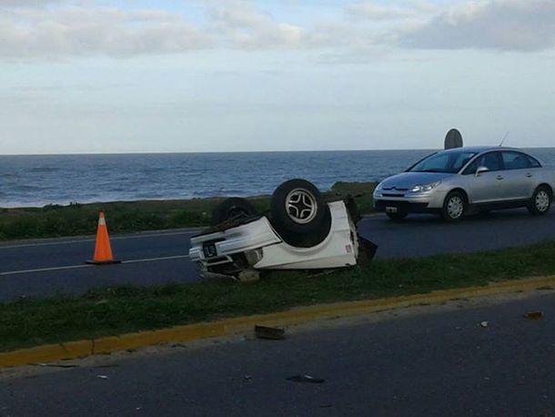 Accidente fatal en Mar del Plata: un auto chocó contra una columna y quedó partido en dos