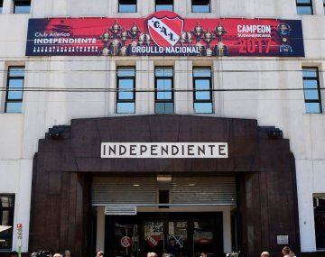 Independiente en problemas: no puede fichar jugadores por una inhibición