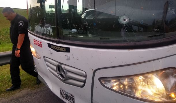 Balearon a un micro que llevaba hinchas de Unión a Brasil