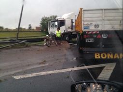 Un camión atravesado en el ramal Pilar de la Panamericana