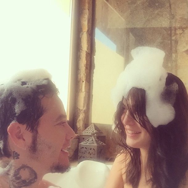 Sebastián Ortega y su novia, juntos en la bañadera