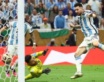 Cómo hicieron dos hermanos para traer al país la pelota del tercer gol de Messi en Argentina-Francia