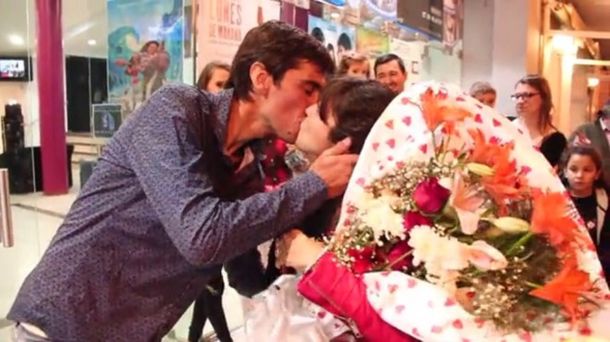 Fue a ver una película en Neuquén y terminó comprometida