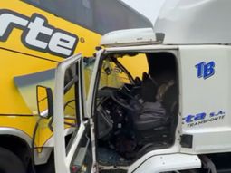 Choque múltiple en Campana: Un camión colisionó contra un micro y una camioneta en la banquina Choque múltiple en Campana: Un camión colisionó contra un micro y una camioneta en la banquina