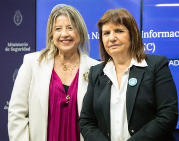 La entrante Alejandra Monteoliva y la saliente Patricia Bullrich.
