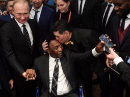 Maradona besa al astro brasileño durante su último encuentro en Rusia