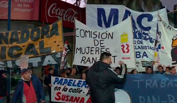 Manifestantes protestan en el Puente Pueyrredón contra despidos