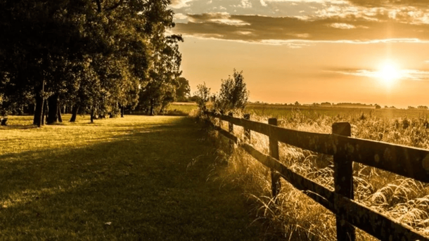 El pueblo exferroviario con árboles de más de cien años y de tradición gauchesca.