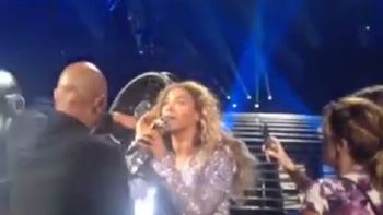 a beyonce se le engancho el pelo en un ventilador en un show a beyonce se le engancho el pelo en un ventilador en un show