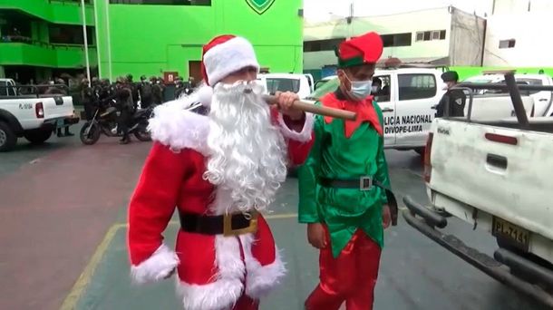 VIDEO: Dos policías allanaron una casa disfrazados de Papá Noel y un elfo