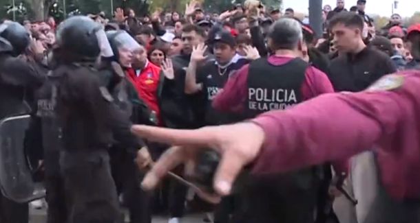 Incidentes entre la Policía y los hinchas de Colo Colo a horas del partido con Boca