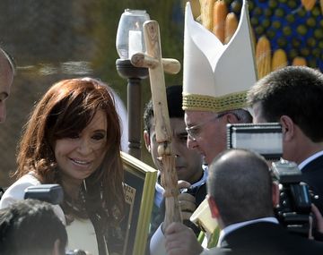 El saludo y el regalo de Cristina Kirchner al Papa