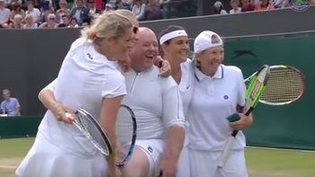 un espectador se vistio con pollera y jugo parte de un partido en wimbledon un espectador se vistio con pollera y jugo parte de un partido en wimbledon