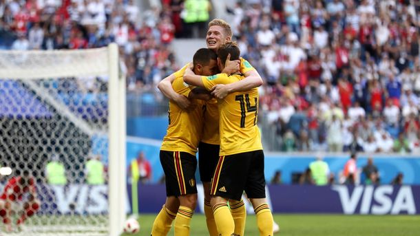 Eden Hazard festeja el segundo gol a la par de los que compraron televisores en Krëfel